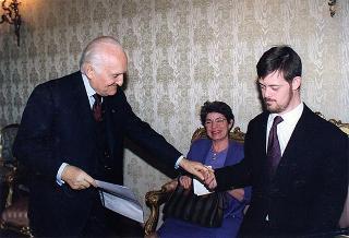 Maria Elisabetta Nannini Falchi, presidente dell'Associazione famiglie di fanciulli e adulti subnormali, e gli esponenti del sodalizio, per il 40° anniversario di fondazione dell'ANFFAS