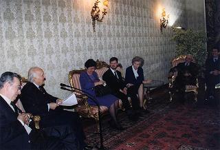 Maria Elisabetta Nannini Falchi, presidente dell'Associazione famiglie di fanciulli e adulti subnormali, e gli esponenti del sodalizio, per il 40° anniversario di fondazione dell'ANFFAS
