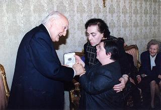 Maria Elisabetta Nannini Falchi, presidente dell'Associazione famiglie di fanciulli e adulti subnormali, e gli esponenti del sodalizio, per il 40° anniversario di fondazione dell'ANFFAS
