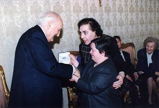 Maria Elisabetta Nannini Falchi, presidente dell'Associazione famiglie di fanciulli e adulti subnormali, e gli esponenti del sodalizio, per il 40° anniversario di fondazione dell'ANFFAS