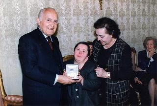 Maria Elisabetta Nannini Falchi, presidente dell'Associazione famiglie di fanciulli e adulti subnormali, e gli esponenti del sodalizio, per il 40° anniversario di fondazione dell'ANFFAS