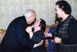 Maria Elisabetta Nannini Falchi, presidente dell'Associazione famiglie di fanciulli e adulti subnormali, e gli esponenti del sodalizio, per il 40° anniversario di fondazione dell'ANFFAS