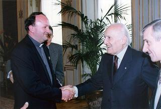 Don Roberto Collarini, assistente dell'Oratorio parrocchiale "Padre Ballardini" di Cameri, ed una delegazione della Banda musicale "Margherita"