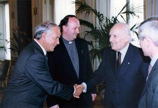 Don Roberto Collarini, assistente dell'Oratorio parrocchiale "Padre Ballardini" di Cameri, ed una delegazione della Banda musicale "Margherita"