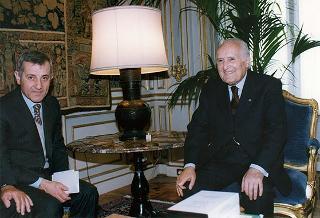 Don Roberto Collarini, assistente dell'Oratorio parrocchiale "Padre Ballardini" di Cameri, ed una delegazione della Banda musicale "Margherita"