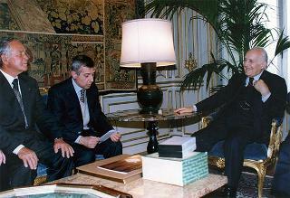 Don Roberto Collarini, assistente dell'Oratorio parrocchiale "Padre Ballardini" di Cameri, ed una delegazione della Banda musicale "Margherita"