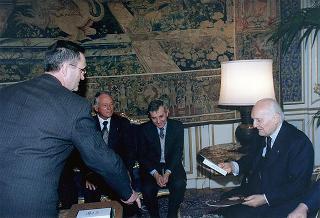Don Roberto Collarini, assistente dell'Oratorio parrocchiale "Padre Ballardini" di Cameri, ed una delegazione della Banda musicale "Margherita"