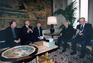 Don Roberto Collarini, assistente dell'Oratorio parrocchiale "Padre Ballardini" di Cameri, ed una delegazione della Banda musicale "Margherita"