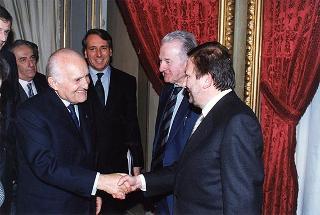 On. Piero Fassino, sottosegretario di Stato agli affari esteri, con un gruppo di studenti degli Istituti "Virgilio" di Pozzuoli e "Pascal" di Giaveno che hanno partecipato al programma di scambi culturali Nord-Sud promosso dal Comitato per la Resistenza del Colle del Lys, con i sindaci di Gravere Giaveno, Coazze e Cumiana ed alcune personalità della Val Sangone