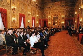 On. Piero Fassino, sottosegretario di Stato agli affari esteri, con un gruppo di studenti degli Istituti "Virgilio" di Pozzuoli e "Pascal" di Giaveno che hanno partecipato al programma di scambi culturali Nord-Sud promosso dal Comitato per la Resistenza del Colle del Lys, con i sindaci di Gravere Giaveno, Coazze e Cumiana ed alcune personalità della Val Sangone