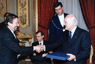 On. Piero Fassino, sottosegretario di Stato agli affari esteri, con un gruppo di studenti degli Istituti "Virgilio" di Pozzuoli e "Pascal" di Giaveno che hanno partecipato al programma di scambi culturali Nord-Sud promosso dal Comitato per la Resistenza del Colle del Lys, con i sindaci di Gravere Giaveno, Coazze e Cumiana ed alcune personalità della Val Sangone