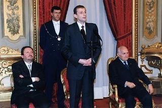 On. Piero Fassino, sottosegretario di Stato agli affari esteri, con un gruppo di studenti degli Istituti "Virgilio" di Pozzuoli e "Pascal" di Giaveno che hanno partecipato al programma di scambi culturali Nord-Sud promosso dal Comitato per la Resistenza del Colle del Lys, con i sindaci di Gravere Giaveno, Coazze e Cumiana ed alcune personalità della Val Sangone