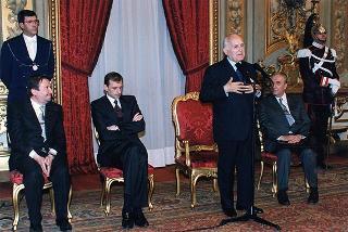 On. Piero Fassino, sottosegretario di Stato agli affari esteri, con un gruppo di studenti degli Istituti "Virgilio" di Pozzuoli e "Pascal" di Giaveno che hanno partecipato al programma di scambi culturali Nord-Sud promosso dal Comitato per la Resistenza del Colle del Lys, con i sindaci di Gravere Giaveno, Coazze e Cumiana ed alcune personalità della Val Sangone