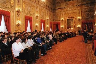On. Piero Fassino, sottosegretario di Stato agli affari esteri, con un gruppo di studenti degli Istituti "Virgilio" di Pozzuoli e "Pascal" di Giaveno che hanno partecipato al programma di scambi culturali Nord-Sud promosso dal Comitato per la Resistenza del Colle del Lys, con i sindaci di Gravere Giaveno, Coazze e Cumiana ed alcune personalità della Val Sangone
