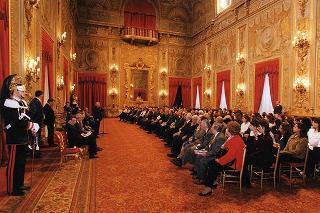 On. Piero Fassino, sottosegretario di Stato agli affari esteri, con un gruppo di studenti degli Istituti "Virgilio" di Pozzuoli e "Pascal" di Giaveno che hanno partecipato al programma di scambi culturali Nord-Sud promosso dal Comitato per la Resistenza del Colle del Lys, con i sindaci di Gravere Giaveno, Coazze e Cumiana ed alcune personalità della Val Sangone