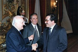 On. Piero Fassino, sottosegretario di Stato agli affari esteri, con un gruppo di studenti degli Istituti "Virgilio" di Pozzuoli e "Pascal" di Giaveno che hanno partecipato al programma di scambi culturali Nord-Sud promosso dal Comitato per la Resistenza del Colle del Lys, con i sindaci di Gravere Giaveno, Coazze e Cumiana ed alcune personalità della Val Sangone