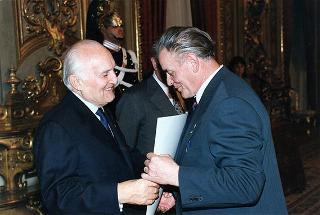 On. Piero Fassino, sottosegretario di Stato agli affari esteri, con un gruppo di studenti degli Istituti "Virgilio" di Pozzuoli e "Pascal" di Giaveno che hanno partecipato al programma di scambi culturali Nord-Sud promosso dal Comitato per la Resistenza del Colle del Lys, con i sindaci di Gravere Giaveno, Coazze e Cumiana ed alcune personalità della Val Sangone