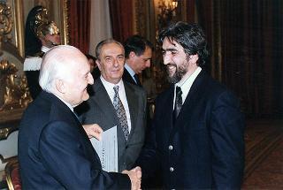 On. Piero Fassino, sottosegretario di Stato agli affari esteri, con un gruppo di studenti degli Istituti "Virgilio" di Pozzuoli e "Pascal" di Giaveno che hanno partecipato al programma di scambi culturali Nord-Sud promosso dal Comitato per la Resistenza del Colle del Lys, con i sindaci di Gravere Giaveno, Coazze e Cumiana ed alcune personalità della Val Sangone