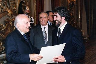 On. Piero Fassino, sottosegretario di Stato agli affari esteri, con un gruppo di studenti degli Istituti "Virgilio" di Pozzuoli e "Pascal" di Giaveno che hanno partecipato al programma di scambi culturali Nord-Sud promosso dal Comitato per la Resistenza del Colle del Lys, con i sindaci di Gravere Giaveno, Coazze e Cumiana ed alcune personalità della Val Sangone