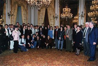 On. Piero Fassino, sottosegretario di Stato agli affari esteri, con un gruppo di studenti degli Istituti "Virgilio" di Pozzuoli e "Pascal" di Giaveno che hanno partecipato al programma di scambi culturali Nord-Sud promosso dal Comitato per la Resistenza del Colle del Lys, con i sindaci di Gravere Giaveno, Coazze e Cumiana ed alcune personalità della Val Sangone