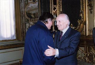 Don Luigi Ciotti, presidente di "Libera. Associazioni, nomi e numeri contro le mafie", con una delegazione di partecipanti alla "III Giornata della memoria e dell'impegno in ricordo delle vittime delle mafie"
