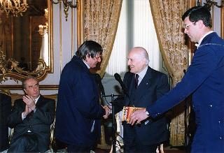 Don Luigi Ciotti, presidente di "Libera. Associazioni, nomi e numeri contro le mafie", con una delegazione di partecipanti alla "III Giornata della memoria e dell'impegno in ricordo delle vittime delle mafie"