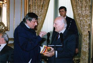 Don Luigi Ciotti, presidente di "Libera. Associazioni, nomi e numeri contro le mafie", con una delegazione di partecipanti alla "III Giornata della memoria e dell'impegno in ricordo delle vittime delle mafie"