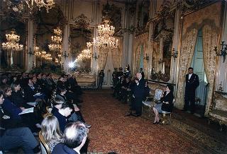 Don Luigi Ciotti, presidente di "Libera. Associazioni, nomi e numeri contro le mafie", con una delegazione di partecipanti alla "III Giornata della memoria e dell'impegno in ricordo delle vittime delle mafie"