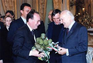 Don Luigi Ciotti, presidente di "Libera. Associazioni, nomi e numeri contro le mafie", con una delegazione di partecipanti alla "III Giornata della memoria e dell'impegno in ricordo delle vittime delle mafie"
