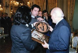 Don Luigi Ciotti, presidente di "Libera. Associazioni, nomi e numeri contro le mafie", con una delegazione di partecipanti alla "III Giornata della memoria e dell'impegno in ricordo delle vittime delle mafie"