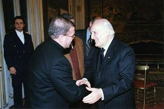 Il Presidente della Repubblica Oscar Luigi Scalfaro riceve in udienza l'avv. Giuseppe Gervasio, presidente dell'Azione Cattolica Italiana, con una delegazione dell'"Osservatorio sulle riforme costituzionali", per presentare alcune pubblicazioni