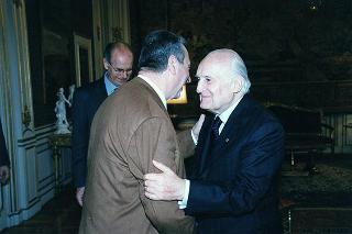 Il Presidente della Repubblica Oscar Luigi Scalfaro riceve in udienza l'avv. Giuseppe Gervasio, presidente dell'Azione Cattolica Italiana, con una delegazione dell'"Osservatorio sulle riforme costituzionali", per presentare alcune pubblicazioni