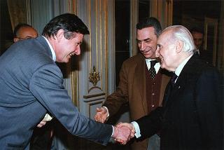 Il Presidente della Repubblica Oscar Luigi Scalfaro riceve in udienza l'avv. Giuseppe Gervasio, presidente dell'Azione Cattolica Italiana, con una delegazione dell'"Osservatorio sulle riforme costituzionali", per presentare alcune pubblicazioni