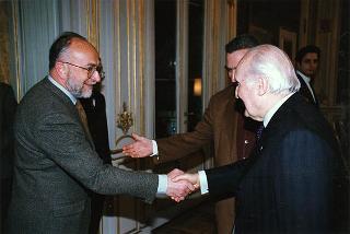 Il Presidente della Repubblica Oscar Luigi Scalfaro riceve in udienza l'avv. Giuseppe Gervasio, presidente dell'Azione Cattolica Italiana, con una delegazione dell'"Osservatorio sulle riforme costituzionali", per presentare alcune pubblicazioni