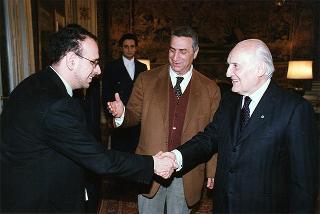 Il Presidente della Repubblica Oscar Luigi Scalfaro riceve in udienza l'avv. Giuseppe Gervasio, presidente dell'Azione Cattolica Italiana, con una delegazione dell'"Osservatorio sulle riforme costituzionali", per presentare alcune pubblicazioni
