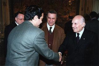 Il Presidente della Repubblica Oscar Luigi Scalfaro riceve in udienza l'avv. Giuseppe Gervasio, presidente dell'Azione Cattolica Italiana, con una delegazione dell'"Osservatorio sulle riforme costituzionali", per presentare alcune pubblicazioni