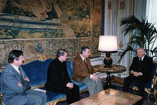 Il Presidente della Repubblica Oscar Luigi Scalfaro riceve in udienza l'avv. Giuseppe Gervasio, presidente dell'Azione Cattolica Italiana, con una delegazione dell'"Osservatorio sulle riforme costituzionali", per presentare alcune pubblicazioni