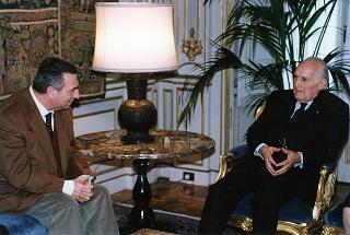 Il Presidente della Repubblica Oscar Luigi Scalfaro riceve in udienza l'avv. Giuseppe Gervasio, presidente dell'Azione Cattolica Italiana, con una delegazione dell'"Osservatorio sulle riforme costituzionali", per presentare alcune pubblicazioni