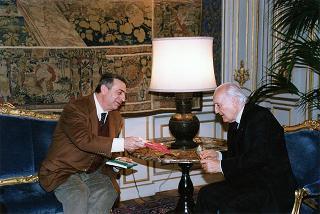 Il Presidente della Repubblica Oscar Luigi Scalfaro riceve in udienza l'avv. Giuseppe Gervasio, presidente dell'Azione Cattolica Italiana, con una delegazione dell'"Osservatorio sulle riforme costituzionali", per presentare alcune pubblicazioni