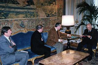 Il Presidente della Repubblica Oscar Luigi Scalfaro riceve in udienza l'avv. Giuseppe Gervasio, presidente dell'Azione Cattolica Italiana, con una delegazione dell'"Osservatorio sulle riforme costituzionali", per presentare alcune pubblicazioni