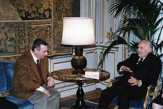 Il Presidente della Repubblica Oscar Luigi Scalfaro riceve in udienza l'avv. Giuseppe Gervasio, presidente dell'Azione Cattolica Italiana, con una delegazione dell'"Osservatorio sulle riforme costituzionali", per presentare alcune pubblicazioni