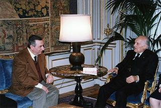 Il Presidente della Repubblica Oscar Luigi Scalfaro riceve in udienza l'avv. Giuseppe Gervasio, presidente dell'Azione Cattolica Italiana, con una delegazione dell'"Osservatorio sulle riforme costituzionali", per presentare alcune pubblicazioni
