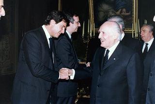 On. Walter Veltroni, vice presidente del Consiglio dei ministri, con i dirigenti della Federazione italiana gioco calcio ed i rappresentanti delle Associazioni di categoria, in occasione del 100° anniversario di fondazione della FGCI