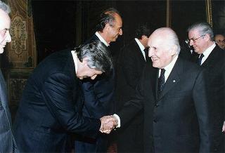On. Walter Veltroni, vice presidente del Consiglio dei ministri, con i dirigenti della Federazione italiana gioco calcio ed i rappresentanti delle Associazioni di categoria, in occasione del 100° anniversario di fondazione della FGCI