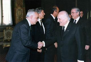 On. Walter Veltroni, vice presidente del Consiglio dei ministri, con i dirigenti della Federazione italiana gioco calcio ed i rappresentanti delle Associazioni di categoria, in occasione del 100° anniversario di fondazione della FGCI