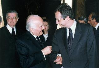 On. Walter Veltroni, vice presidente del Consiglio dei ministri, con i dirigenti della Federazione italiana gioco calcio ed i rappresentanti delle Associazioni di categoria, in occasione del 100° anniversario di fondazione della FGCI