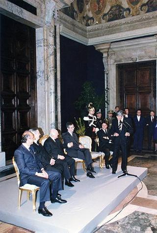 On. Walter Veltroni, vice presidente del Consiglio dei ministri, con i dirigenti della Federazione italiana gioco calcio ed i rappresentanti delle Associazioni di categoria, in occasione del 100° anniversario di fondazione della FGCI