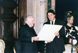 On. Walter Veltroni, vice presidente del Consiglio dei ministri, con i dirigenti della Federazione italiana gioco calcio ed i rappresentanti delle Associazioni di categoria, in occasione del 100° anniversario di fondazione della FGCI