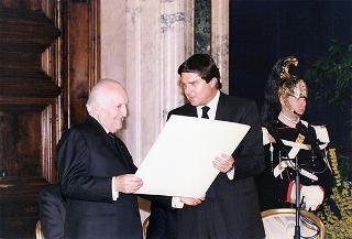 On. Walter Veltroni, vice presidente del Consiglio dei ministri, con i dirigenti della Federazione italiana gioco calcio ed i rappresentanti delle Associazioni di categoria, in occasione del 100° anniversario di fondazione della FGCI