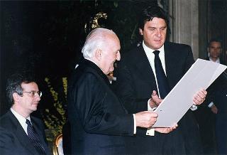 On. Walter Veltroni, vice presidente del Consiglio dei ministri, con i dirigenti della Federazione italiana gioco calcio ed i rappresentanti delle Associazioni di categoria, in occasione del 100° anniversario di fondazione della FGCI